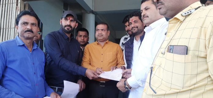 Memorandum given by Sarpanch, Secretary, Employment Assistant United Front to Collector, CEO
