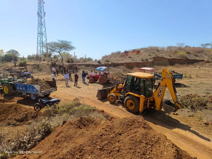 Sub Divisional Officertook action on mining mafia, seized 1 JCB and 5 tractors from the spot