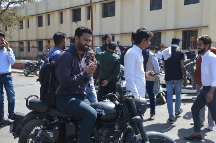 रादुविवि की केंटीन में चले बम Motorcycle सवार 2 बदमाशों ने 3 बम फेंके