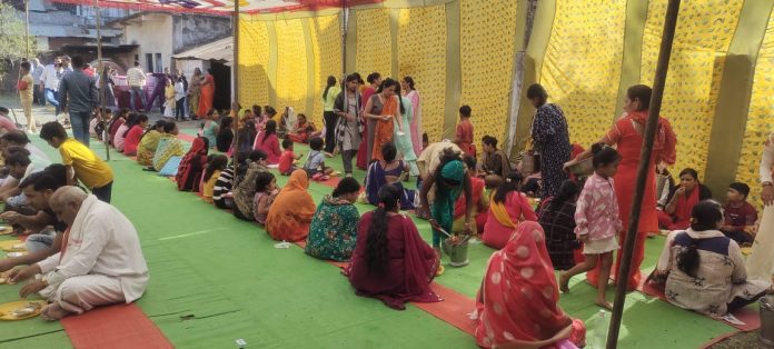 वाहवलपुरी समाज ने पुरानी कन्या शाला ओबैदुल्लागंज में प्रतिभावान बच्चों को ट्रॉफी और प्रमाण पत्र देकर किया सम्मानित