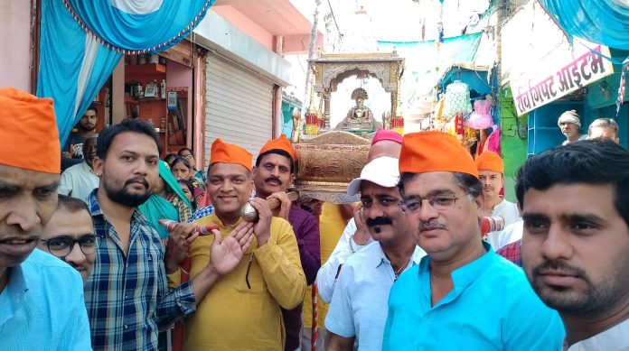 कदवाया में भगवान जिनेन्द्र देव के विमान के साथ निकली शोभायात्रा
