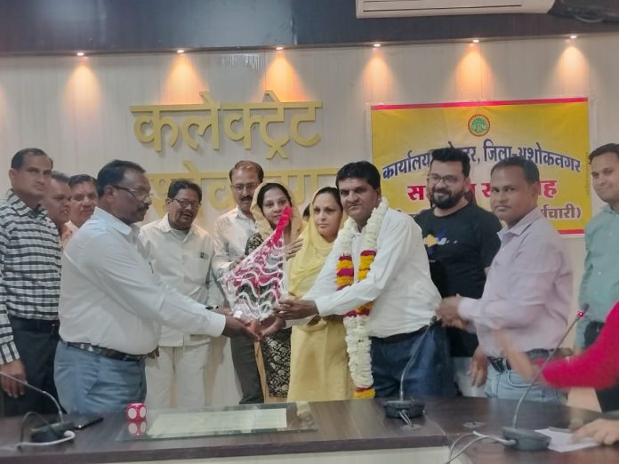 सेवानिवृत शासकीय सेवकों का हुआ सम्‍मान