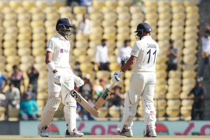 Ind vs Aus : अक्षर पटेल और मोहम्मद शमी स्टार के रूप में भारत के पहली पारी में 400 रन बनाए|