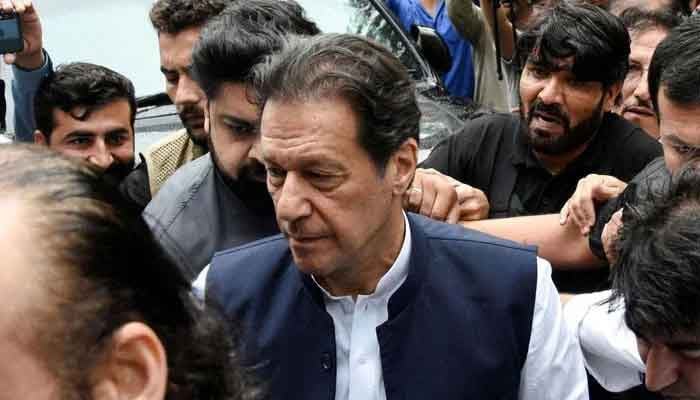 pakistan पुलिस Imran Khan को गिरफ्तार करने लाहौर पहुँची