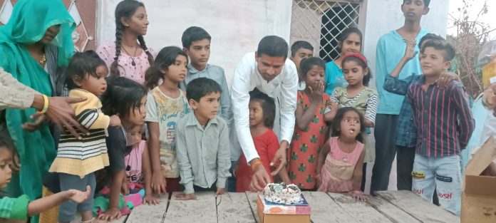 पार्षद ने गरीब बच्चों के साथ काटा केक बच्चों में बाटी मिठाई