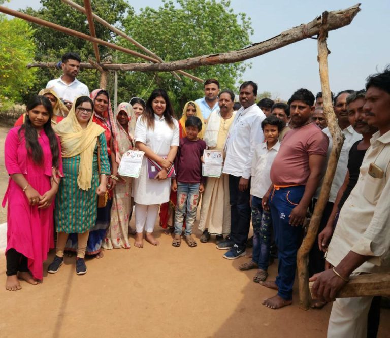 भारतीय यात्री अवनि बंसल ने किया हाथ से हाथ जोड़ो अभियान सुनी ग्रामीणों की समस्या