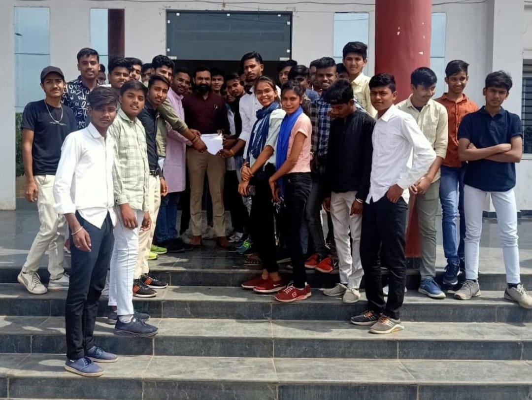Under the leadership of National Secretary of NSUI, Ankush Bhatnagar, a memorandum was submitted to the Principal Government Polytechnic College regarding the problems of the students.