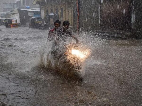 IMD Alert: अगले 24 घंटों में इन 10 जिलों में आंधी तूफान के साथ होगी मूसलाधार बारिश, मौसम विभाग ने जारी किया अलर्ट