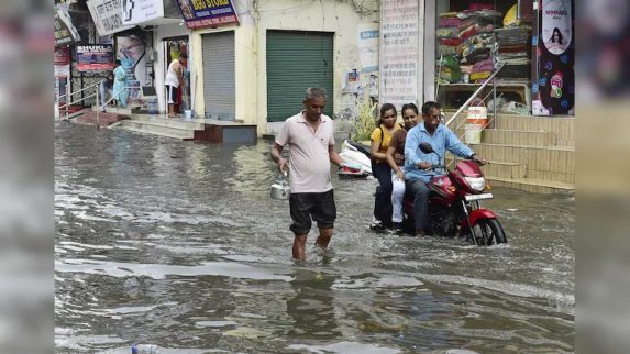 IMD Alert: इन राज्यों में भारी बारिश को लेकर रेड अलर्ट जारी, बादल फटने जैसी बन रही स्थिति