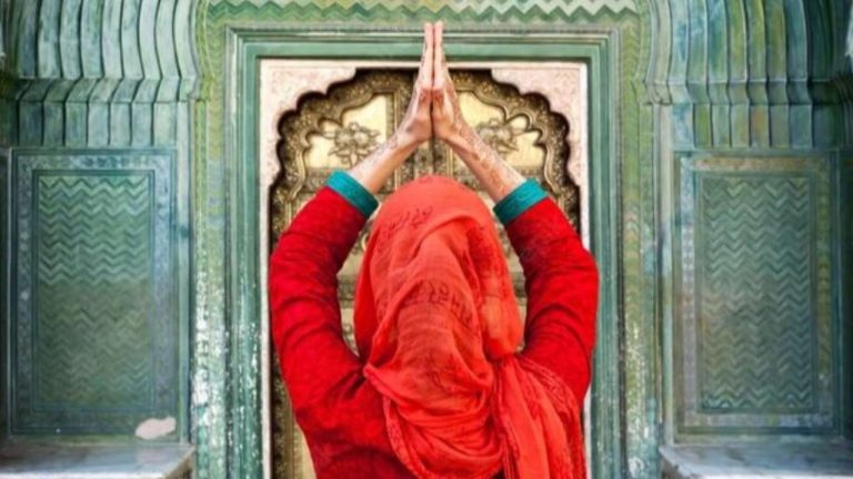 Head covering during prayer